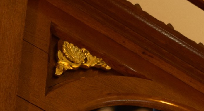 One of the gilded pilgrim shells fitted into the case